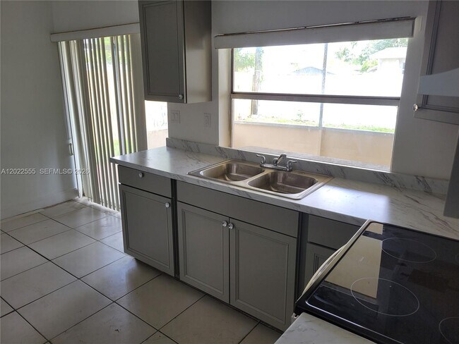 Foto del edificio - 8300 NW 26th Pl