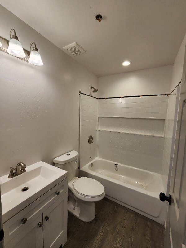 Foto del edificio - 570 Bent River Rd