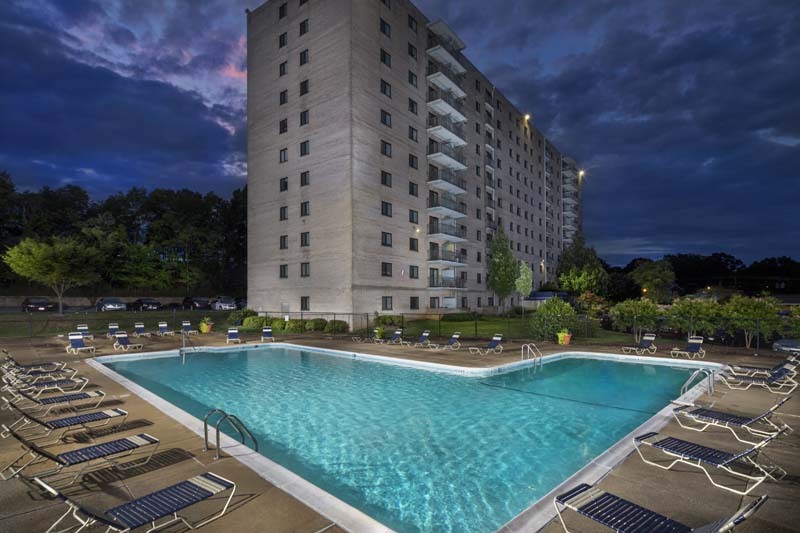 Relajante piscina en Iverson Towers & Anton House Apartments en Temple Hills, MD - Iverson Towers & Anton House Apartments