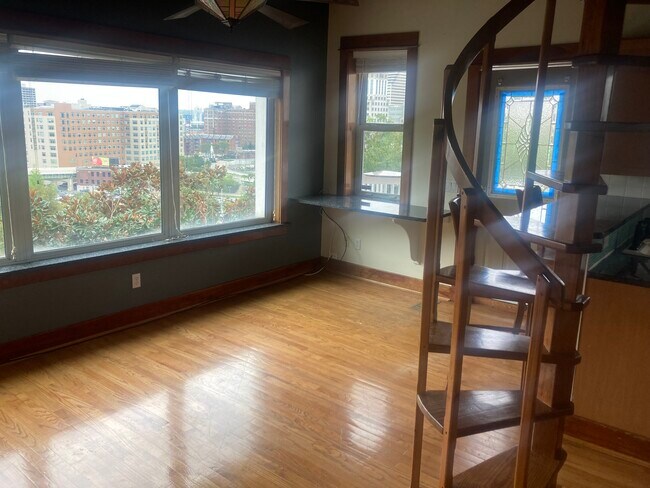 Foto del edificio - 915 Monastery St