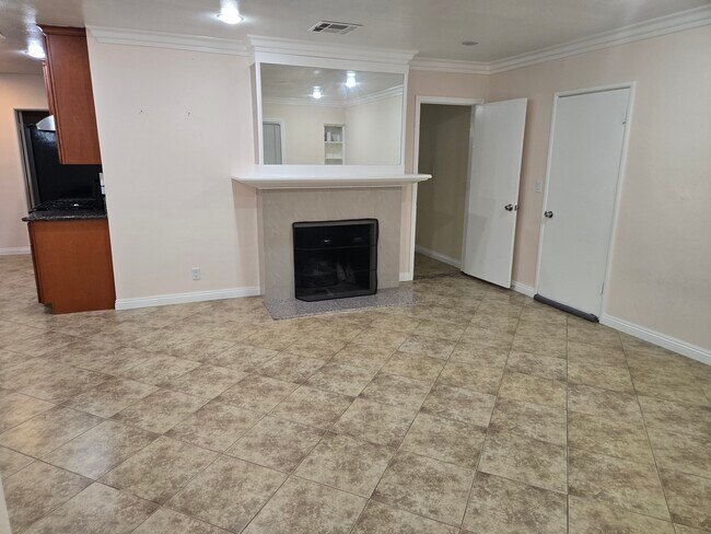 Building Photo - 1645 W Wisteria Pl