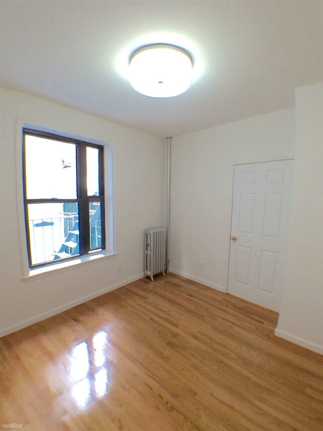 Building Photo - 1 br, 1 bath Apartment - 749 Driggs Ave 07