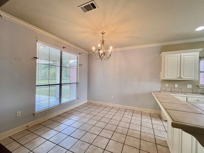 Foto del edificio - Three Bedroom House with a Large Backyard ...