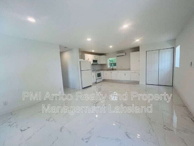 Foto del edificio - 8170 State Rd 60