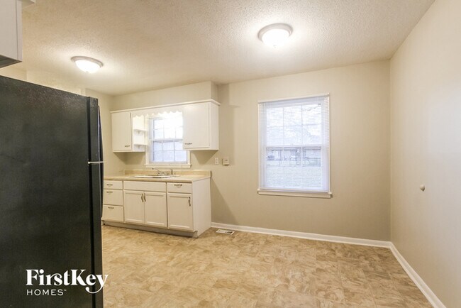 Building Photo - 5826 Sylvan Dr