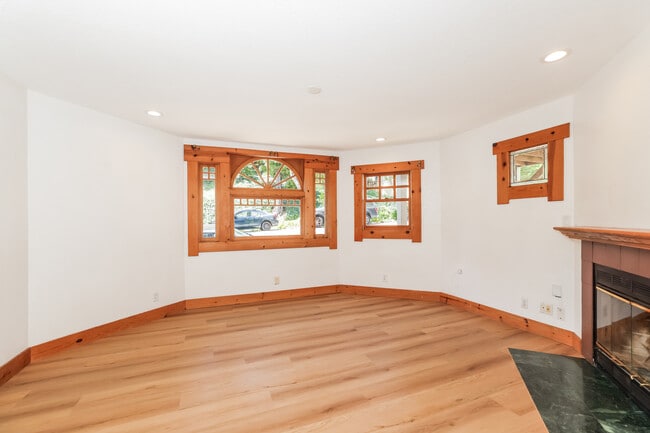 Building Photo - 14 Nicholl Ave