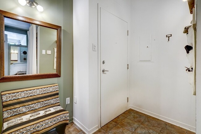 Building Photo - 2355 Av. Jeanne-d'Arc