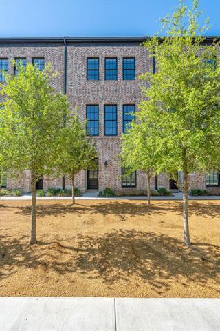 Building Photo - 14949 Oak St