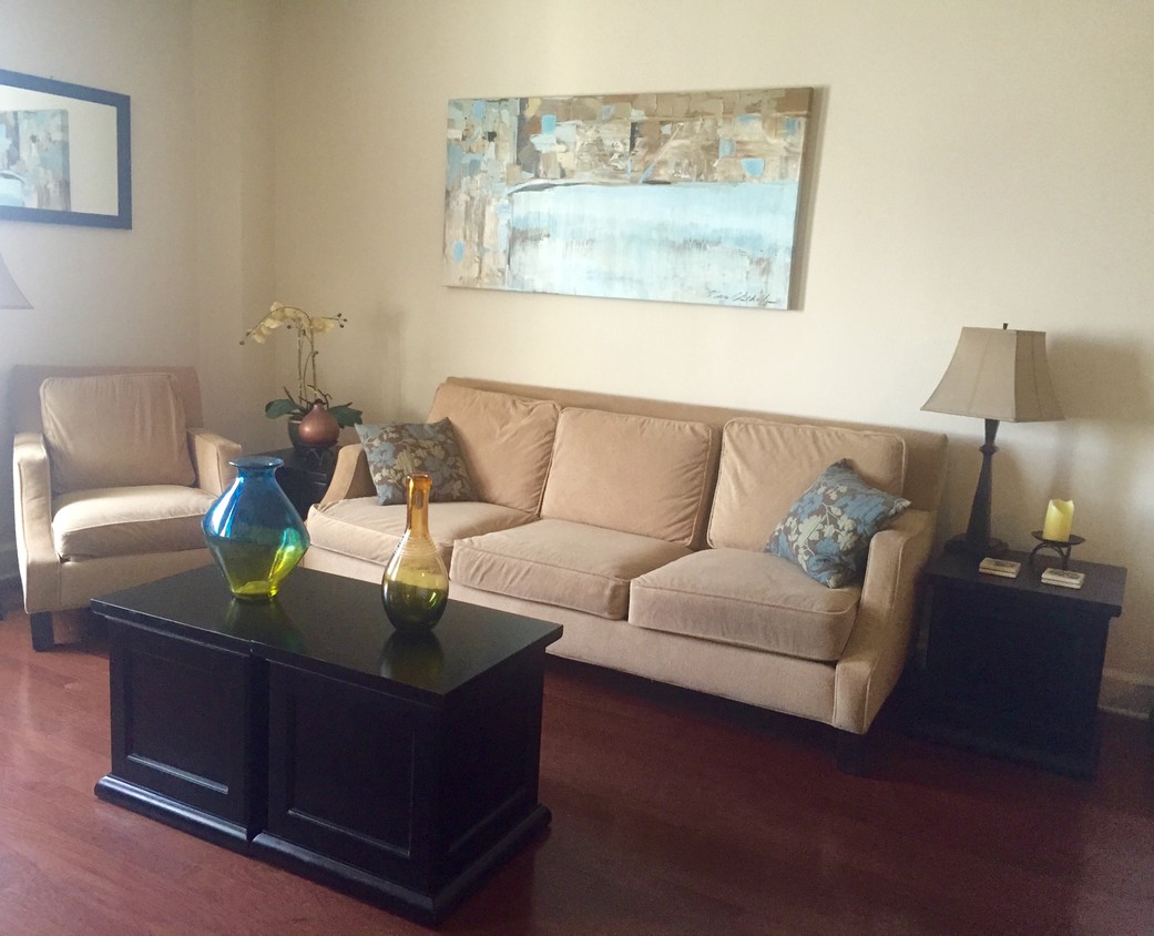 Amplia sala de estar - 1205 St Charles Ave