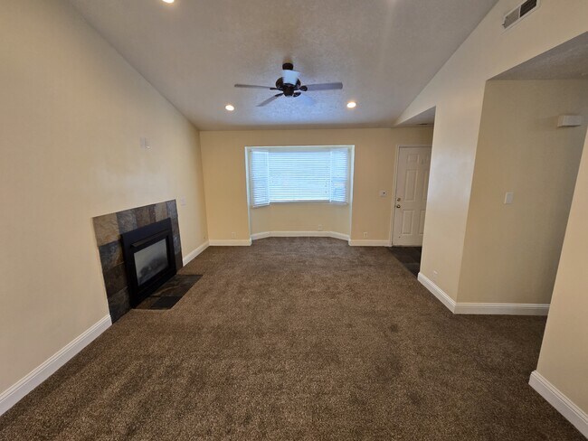 Foto del edificio - 2575 Dry Creek Dr