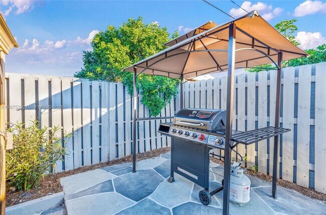 Foto del edificio - 5740 NE 19th Ave