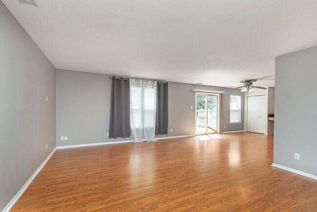 Foto del edificio - Great 3 Bedroom, 2 1/2 Bath Home in Cameron Meadows Subdivision!