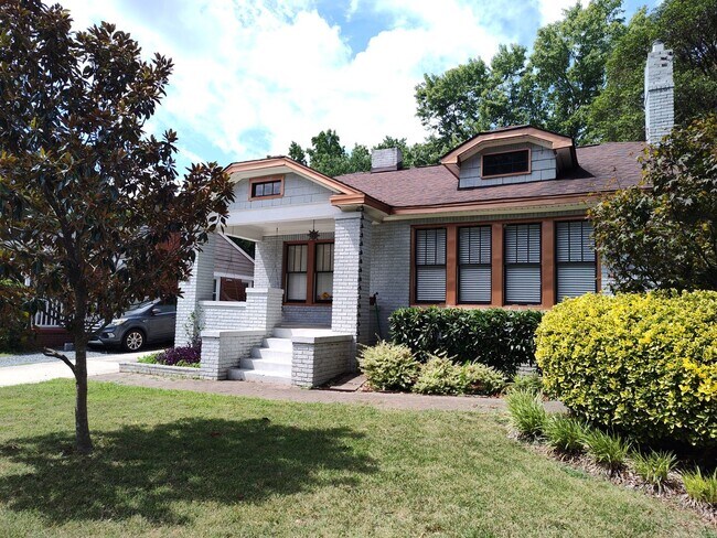 Foto del edificio - Charming 2-Bedroom, 2-Bath Brick Ranch Home in Midwood!