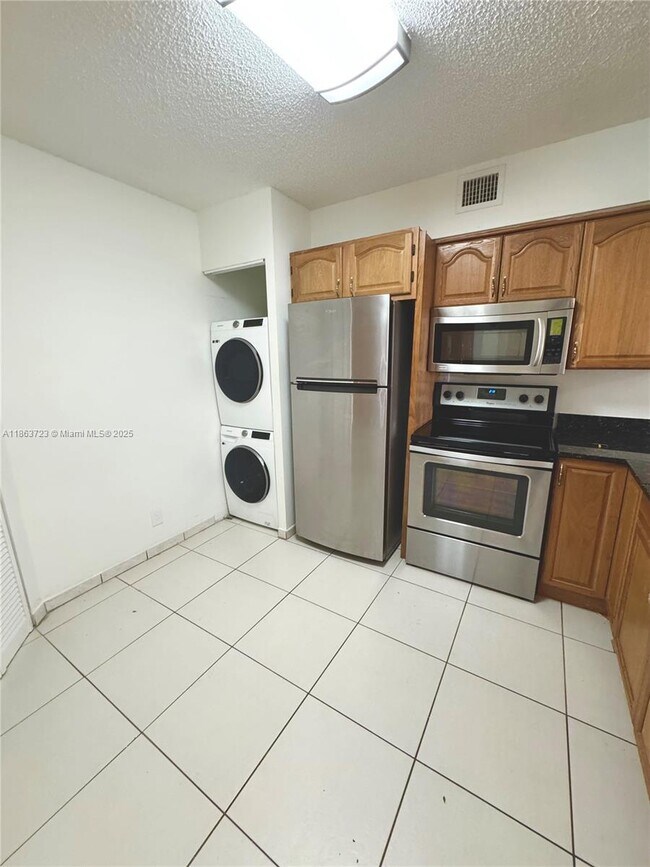 Building Photo - 9500 SW 140th Ct