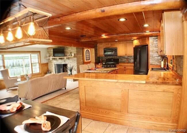 Foto del edificio - 48677 Sugarbush Rd