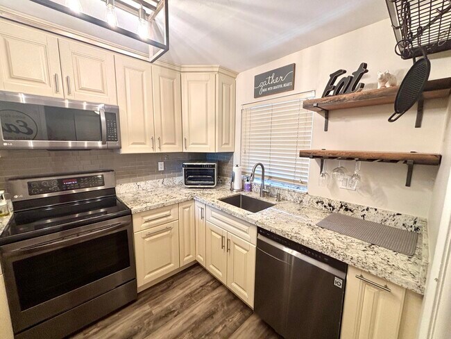 Building Photo - 9410 Tangerine Pl