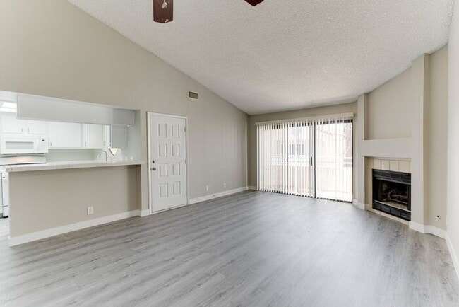 Foto del edificio - Charming Upstairs Condo with Dual Balconies & Spacious Layout!