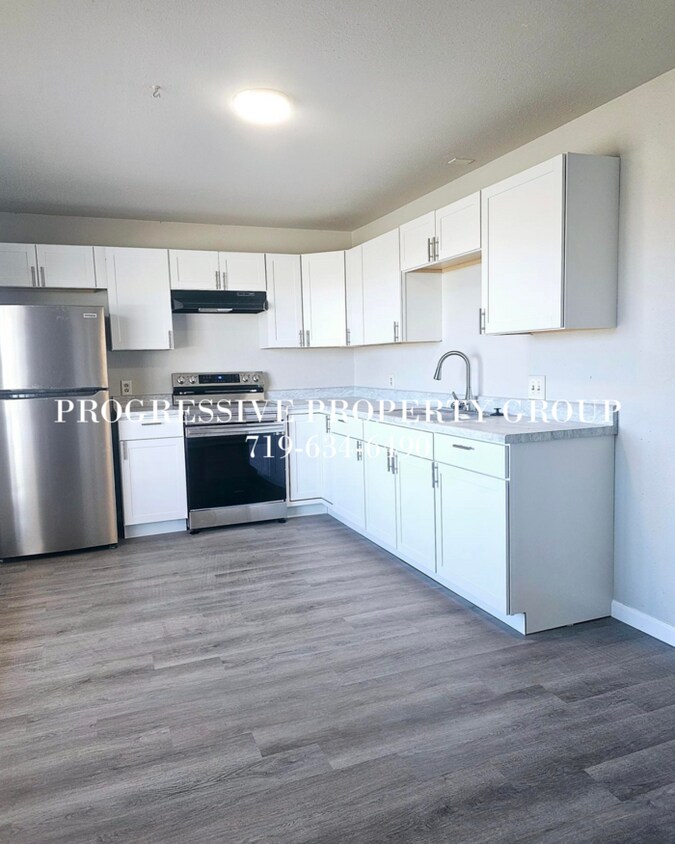 Primary Photo - Beautiful townhome with private backyard