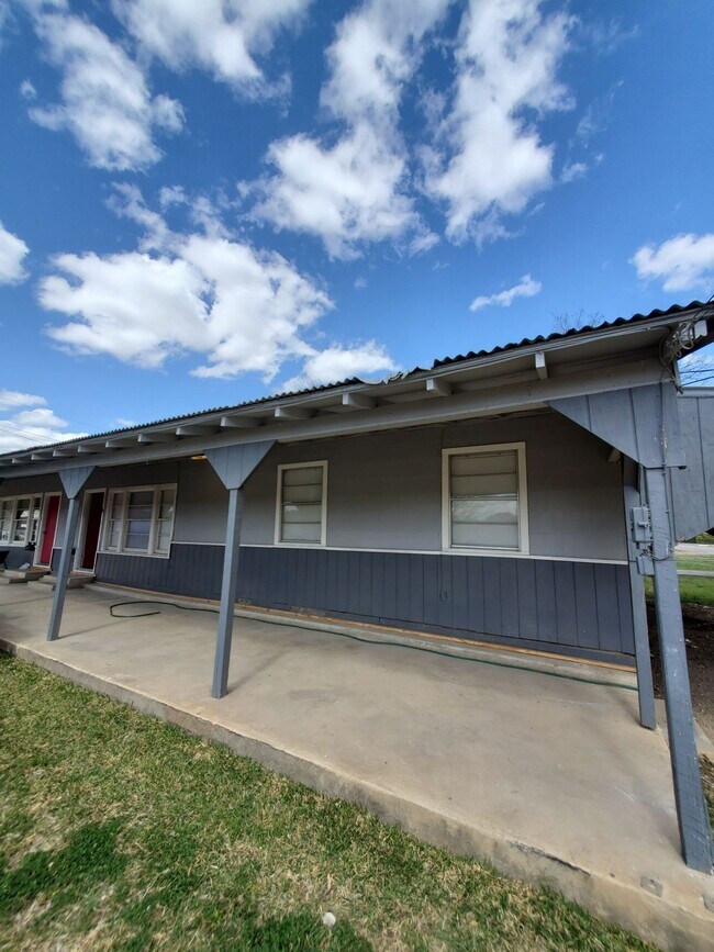 Building Photo - 400 Pfeil St