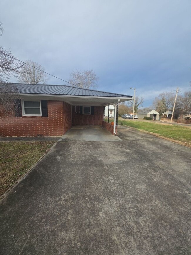 Foto del edificio - 3-Bedroom Home with Fireplace and Covered Patio in Sparta