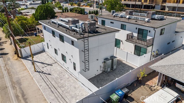 Foto del edificio - 11140 Woodley Ave