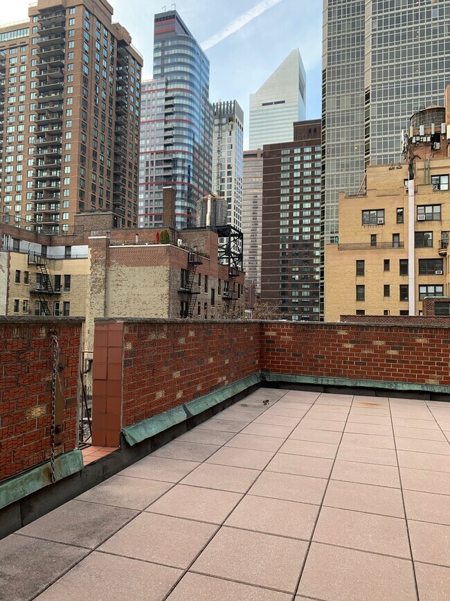 Building Photo - 334 E 55th St
