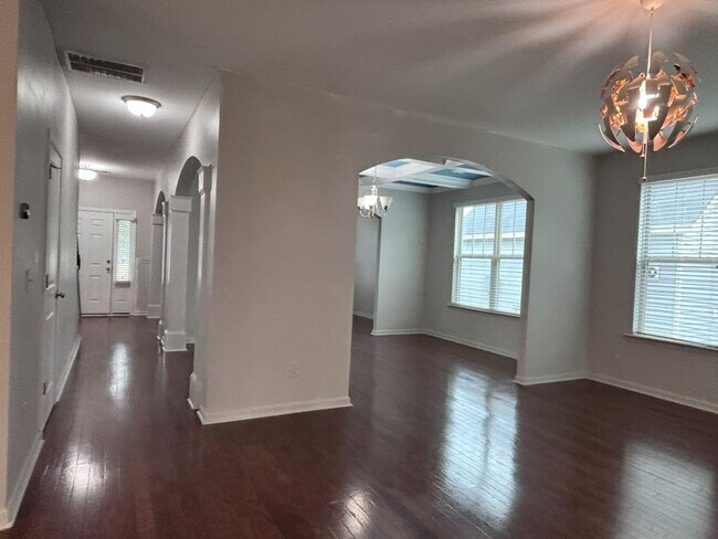 Foto del edificio - Magnificent Two Story Four Bedroom Home in Northeast Columbia!