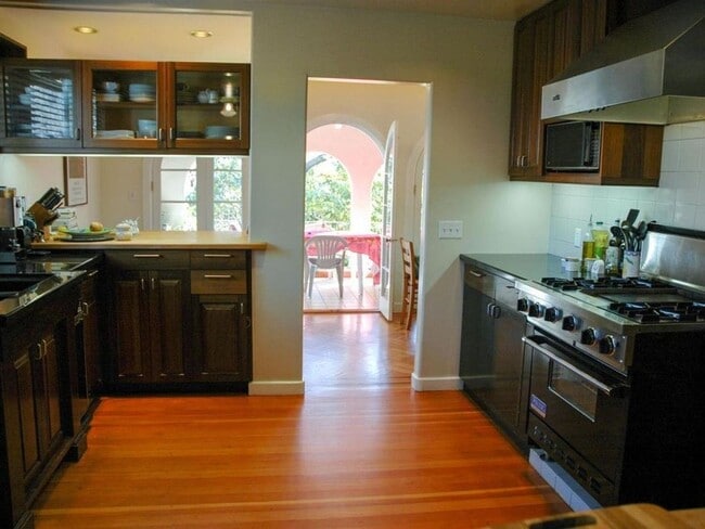 Building Photo - Fully Furnished Short Term Rental (March 7 to June 28, 2025) By Downtown Menlo Park!