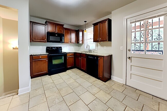 Building Photo - Beautiful Renovated Home in Nashville!