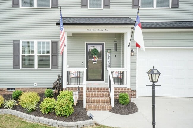Building Photo - Three Bedroom Home!