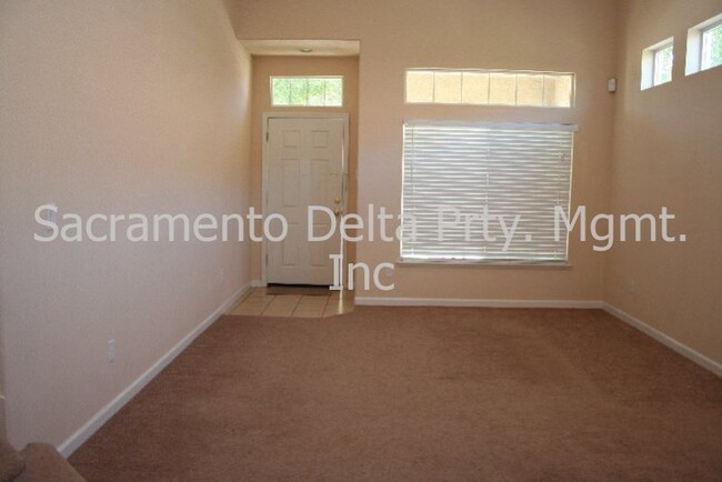 Foto del edificio - Beautiful 5 Bedroom 3 bath Natomas Home