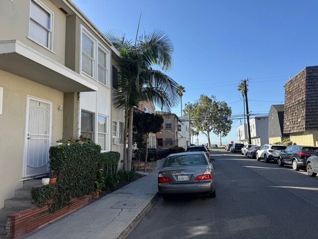 1/4 block to beach - 34 Nieto Ave