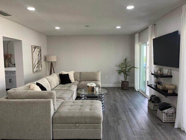 Building Photo - 8811 Bay Pointe Dr