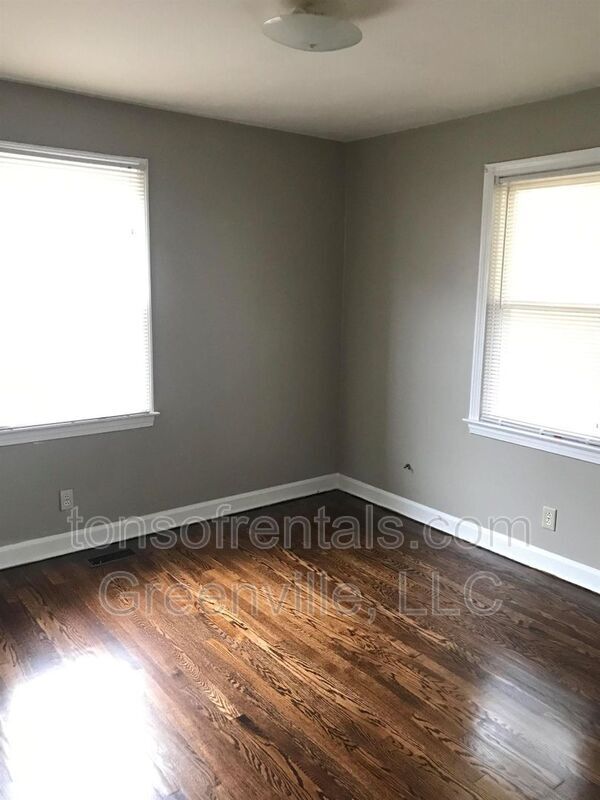 Building Photo - 105 Maple Dr