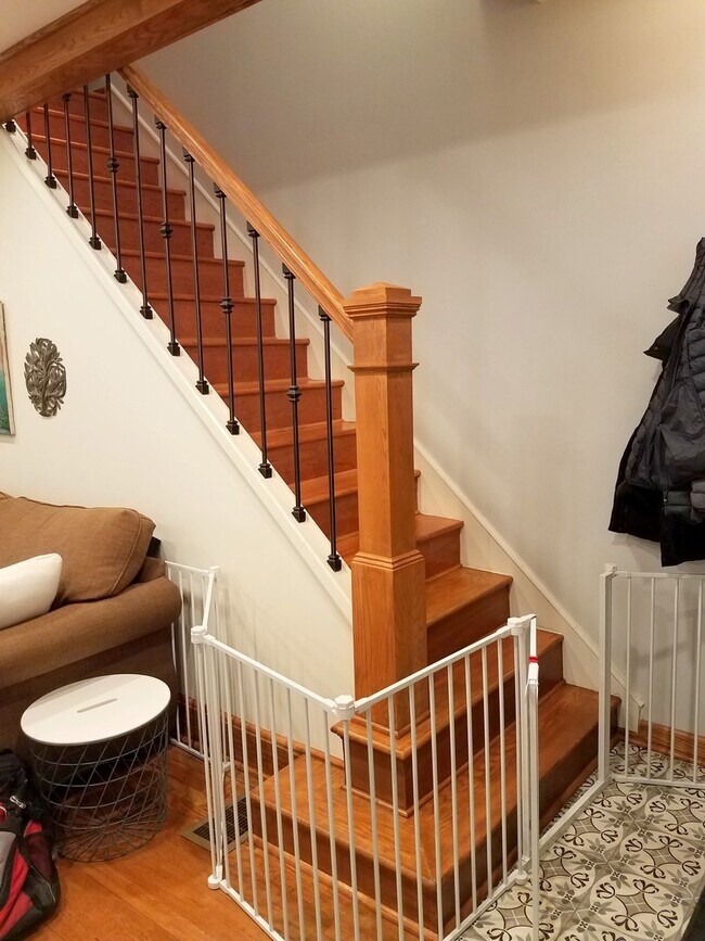 Building Photo - 3 Bedroom, 2 Bathroom in Squirrel Hill- Hardwood Floors and Stainless Appliances