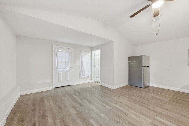 Foto del edificio - Completely Renovated 2BR/1BA Home on Extra-Large Lot in Jacksonville's Trout River Area***JANUARY...