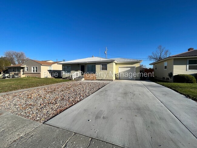 Building Photo - 555 Lincoln Dr