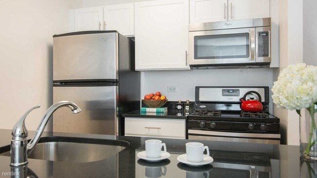 Building Photo - 180 Montague St