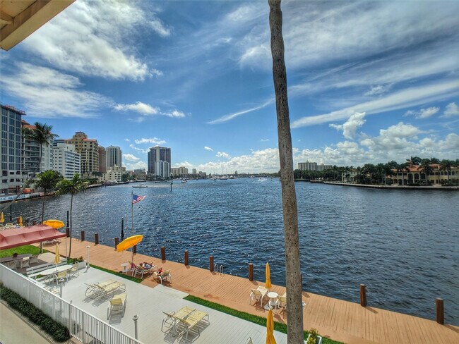 Foto del edificio - 341 N Birch Rd