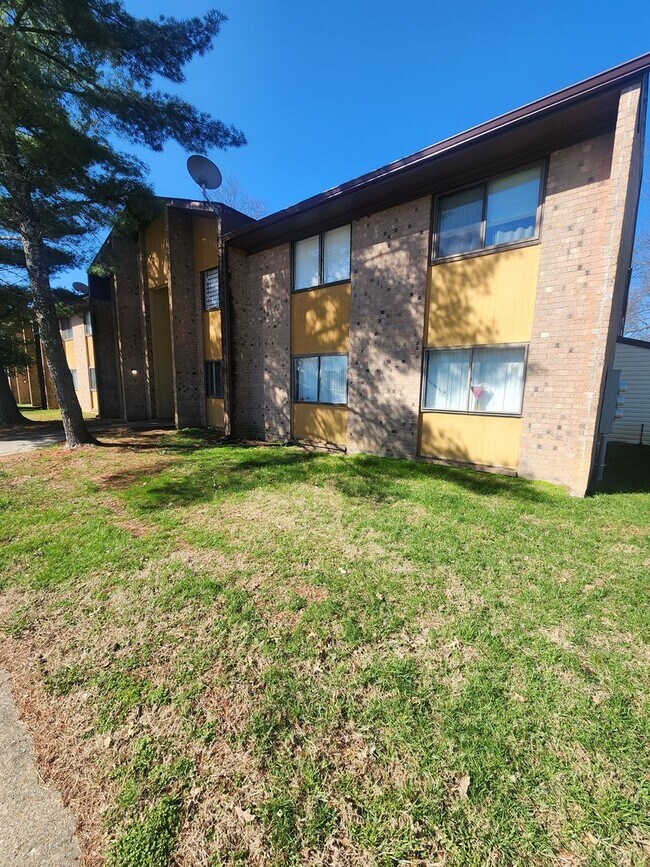 Foto del edificio - Beautiful 2 bedroom 1 bath 2nd floor condo...
