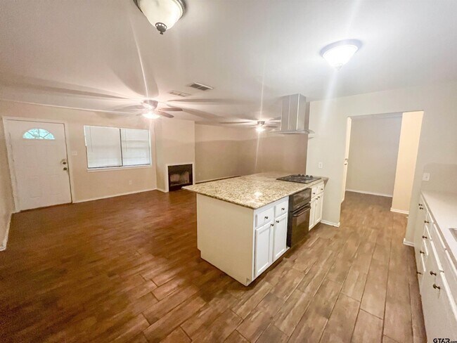 Building Photo - 401 Sanders St