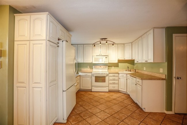 Building Photo - 15 Ascot Ct