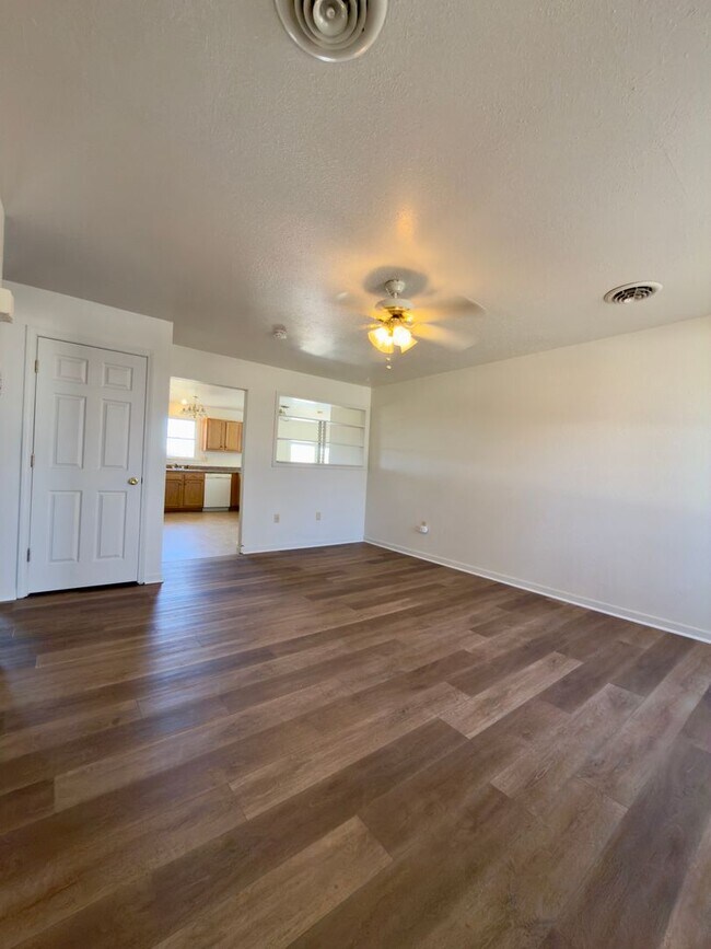 Building Photo - 1555-MF2-E4