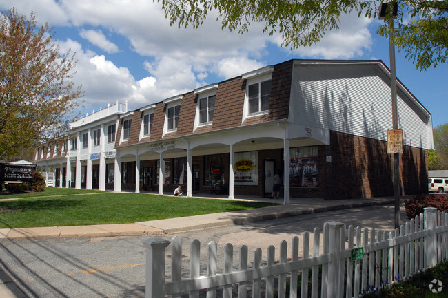 Foto del edificio - Pequannock Mini Mall Apartments