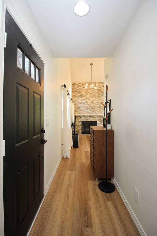 Building Photo - 9711 NW Miller Hill Dr