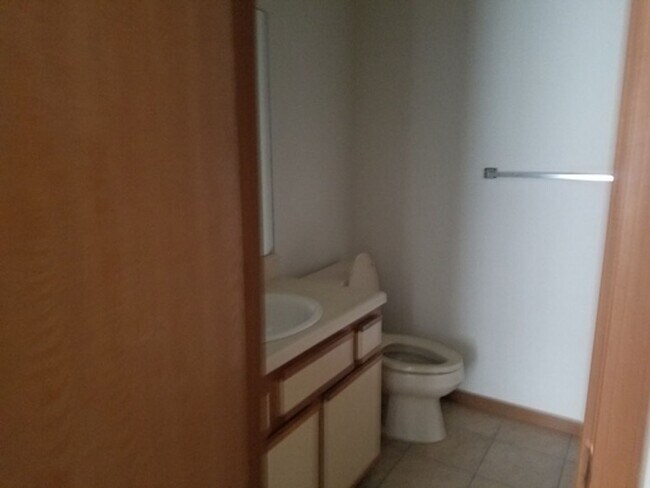 Foto del edificio - Great 3 Bed 2 Bath 2 Car Garage Flat Duplex- Pets ok!