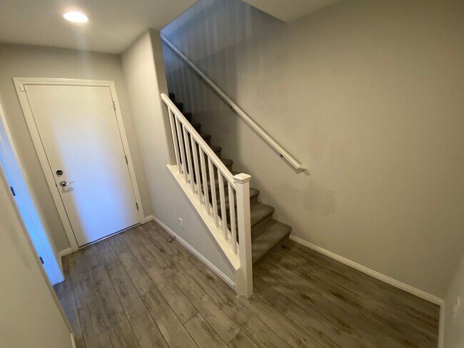 Foto del edificio - *BEAUTIFUL MOVE IN READY SPLIT LEVEL TOWNH...