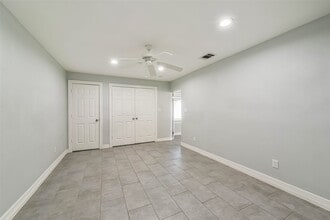 Building Photo - 4702 Maple St