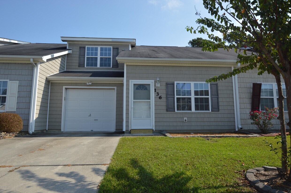 136 Jessie Cir, Hubert, NC 28539 Townhouse for Rent in Hubert, NC