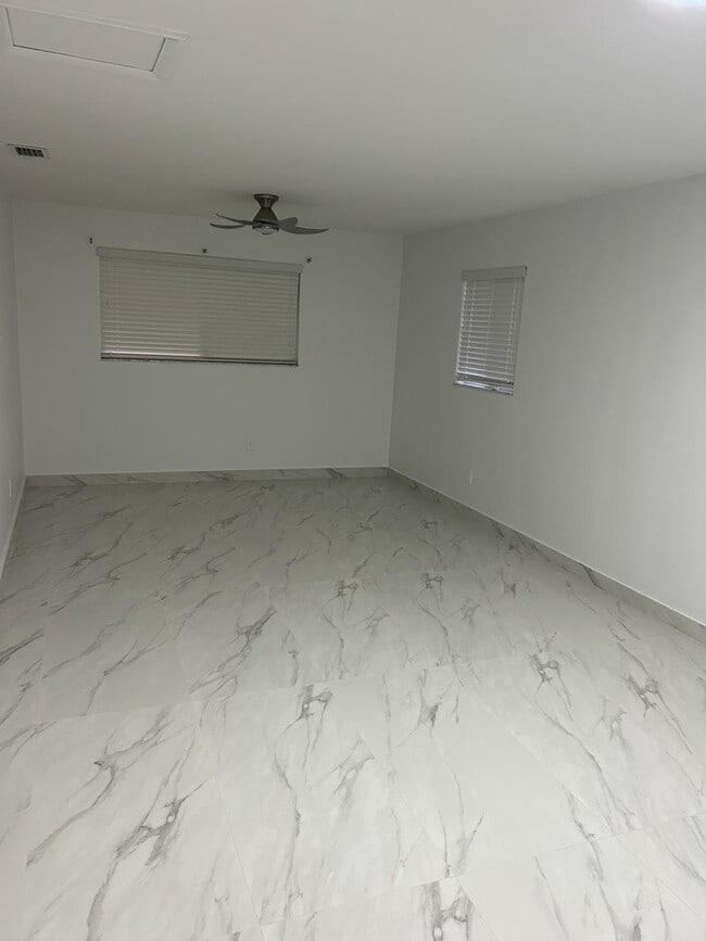 Foto del edificio - 8441 SW 16th St